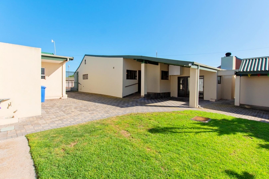 7 Bedroom Property for Sale in Middedorp Western Cape